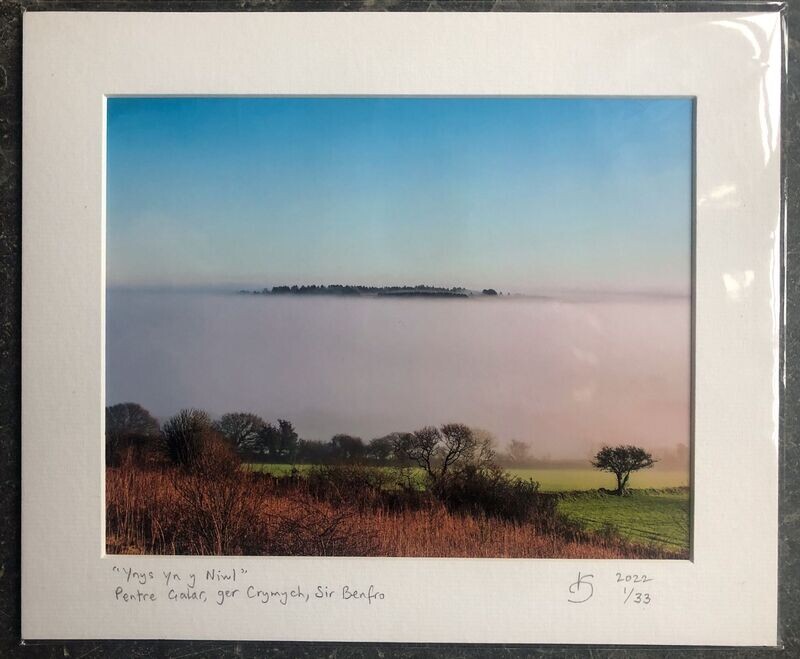 "Ynys yn y Niwl" – Pentre Galar ger Crymych, Sir Benfro.