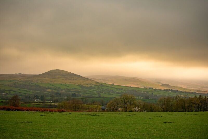 "Golygfa o Garniau'r Preseli" ("View of the Preseli Cairns); Foel Drygarn, Carn Breseb, Carn Goedog, Carn Alw. Blaenffos, Sir Benfro.