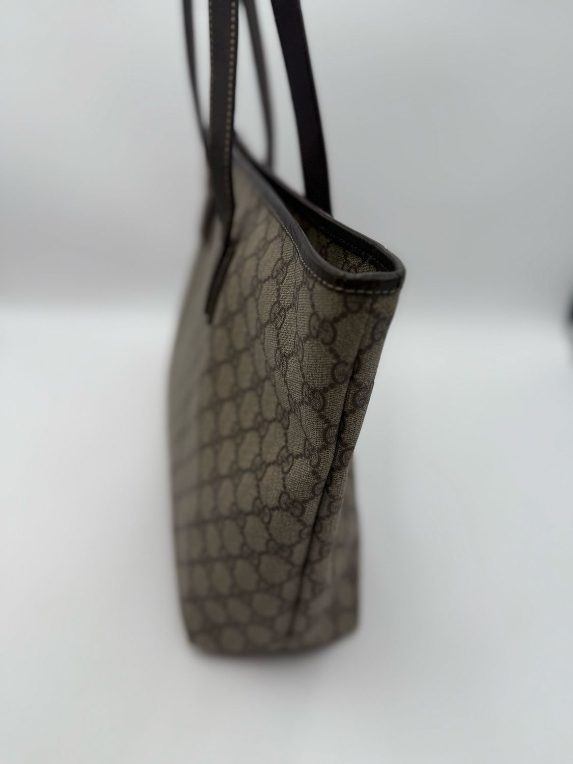 Gucci Supreme Tote Zipper