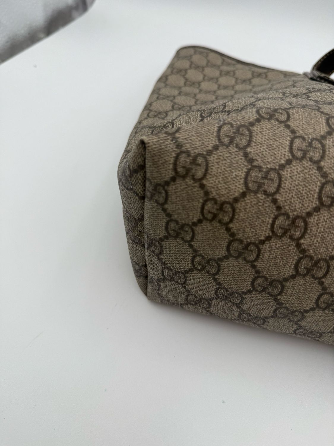 Gucci Supreme Tote Zipper