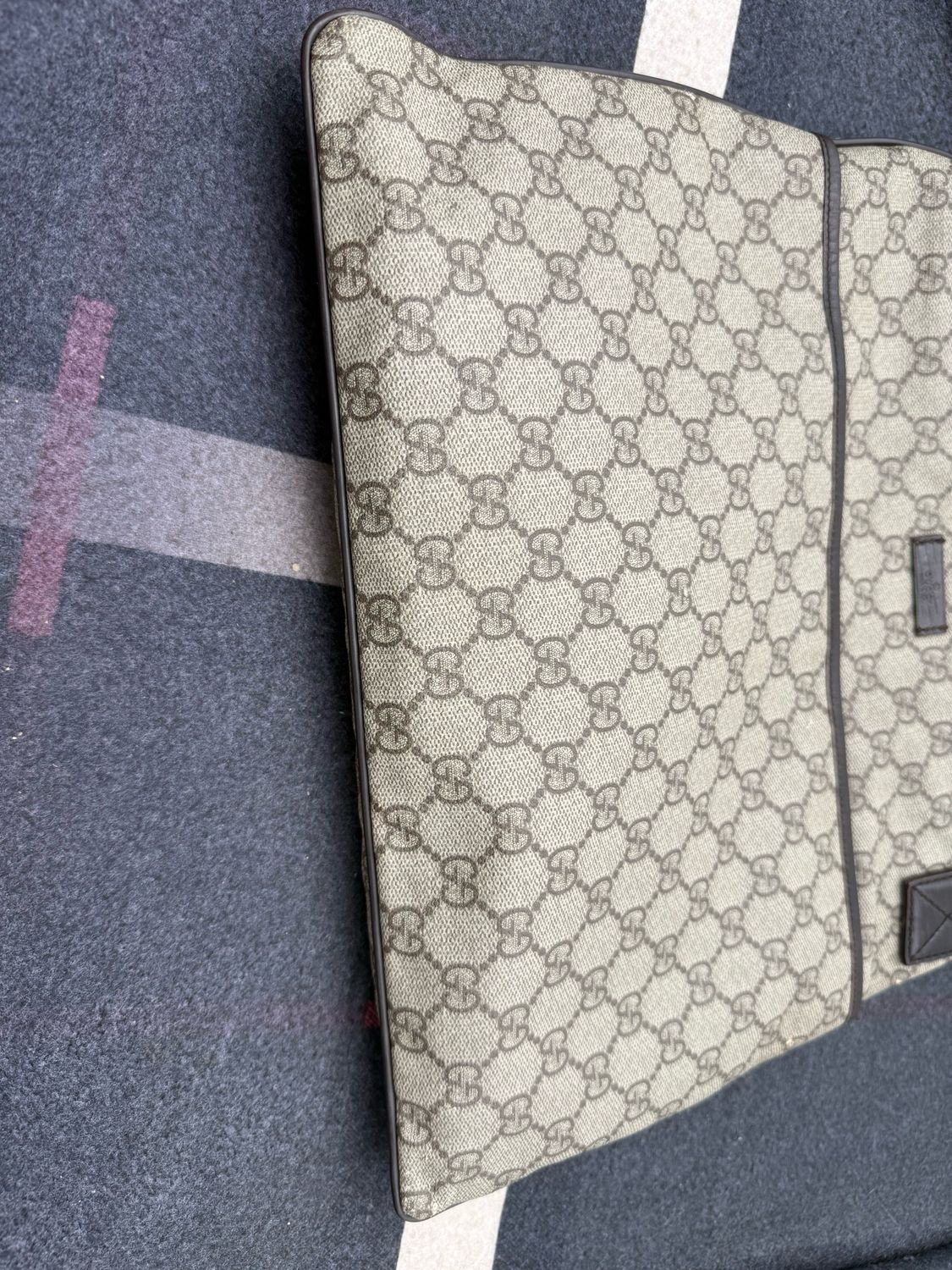 Gucci Flat Messenger Supreme Crossbody