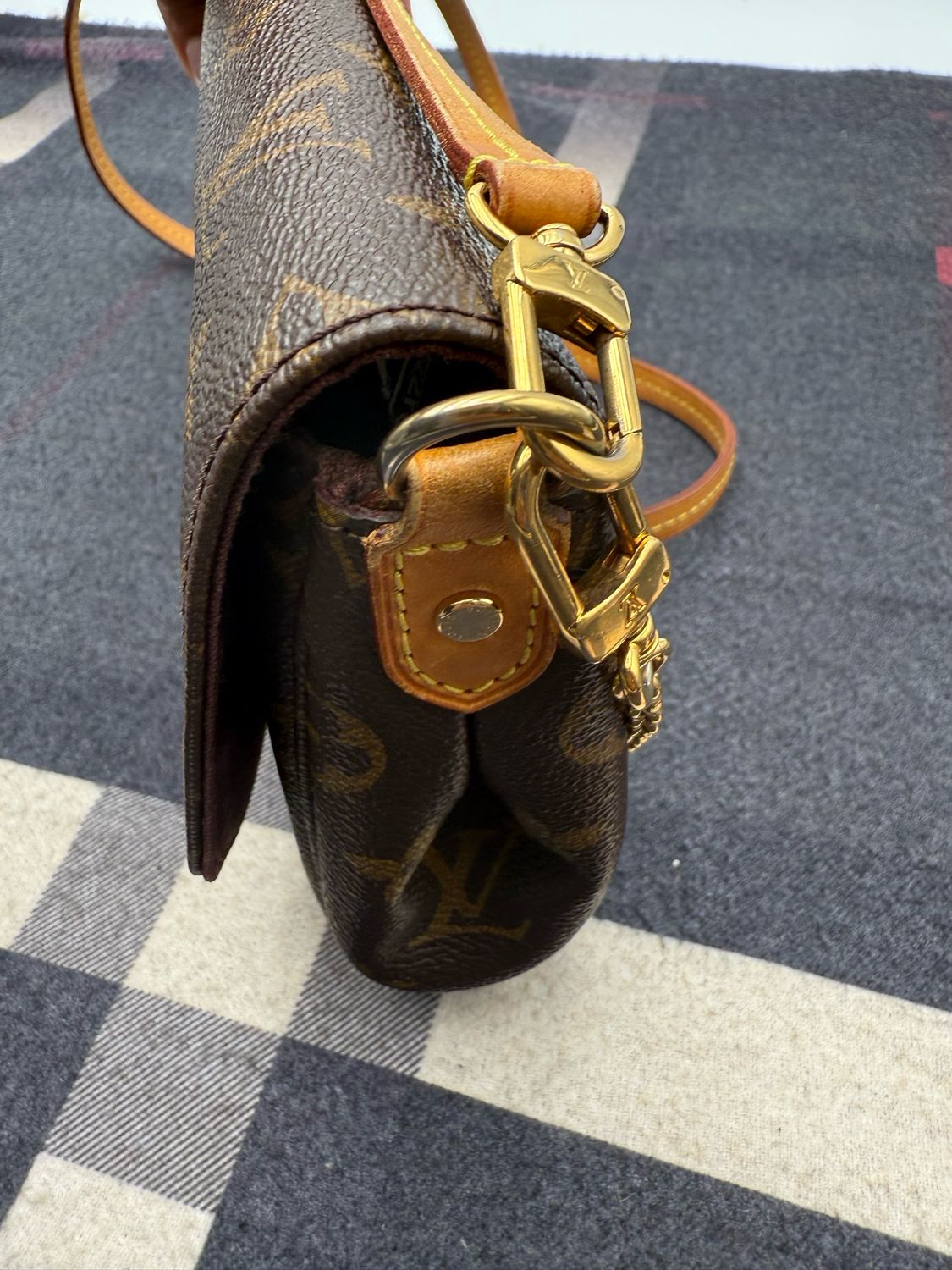 Louis Vuitton Monogram Favorite Mm Crossbody Flap Messenger