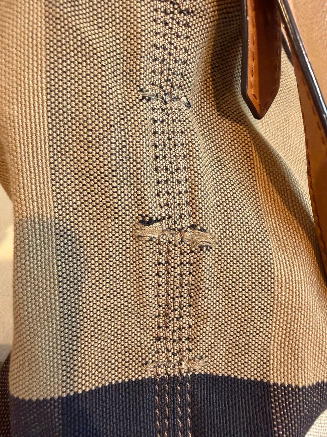 Burberty Ashby Bucket Messenger