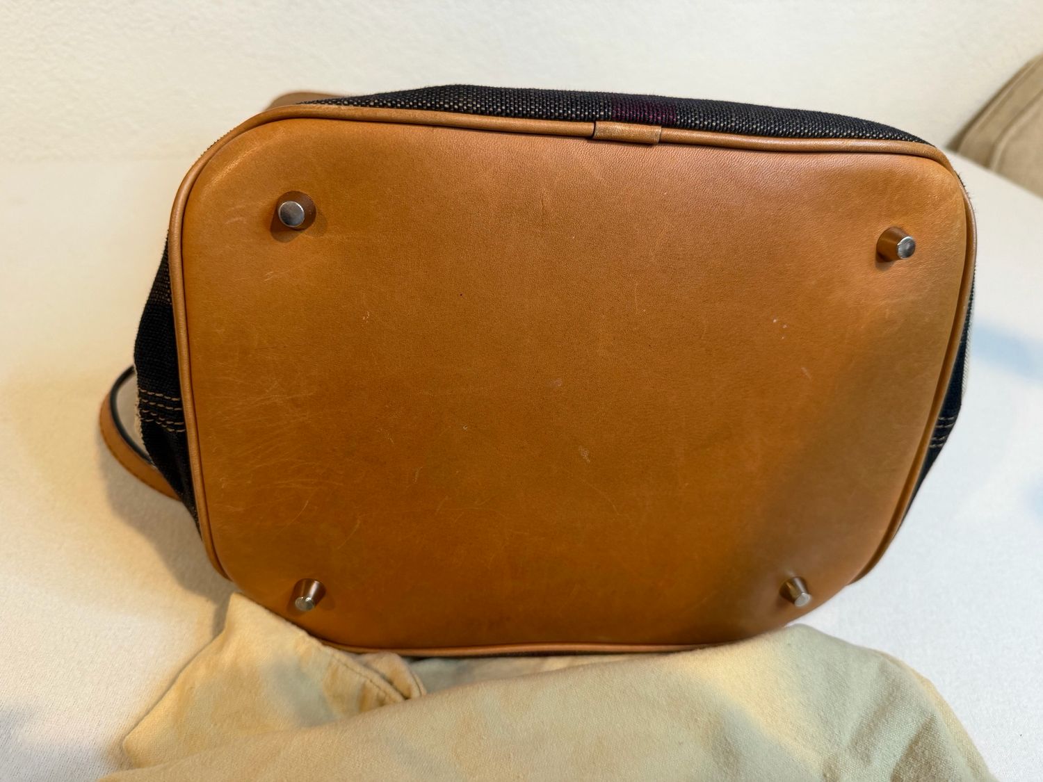 Burberty Ashby Bucket Messenger
