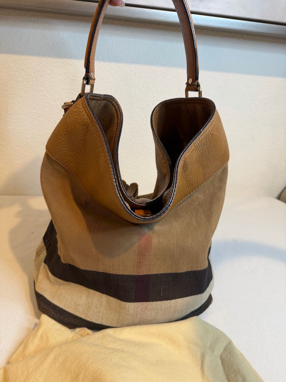 Burberty Ashby Bucket Messenger