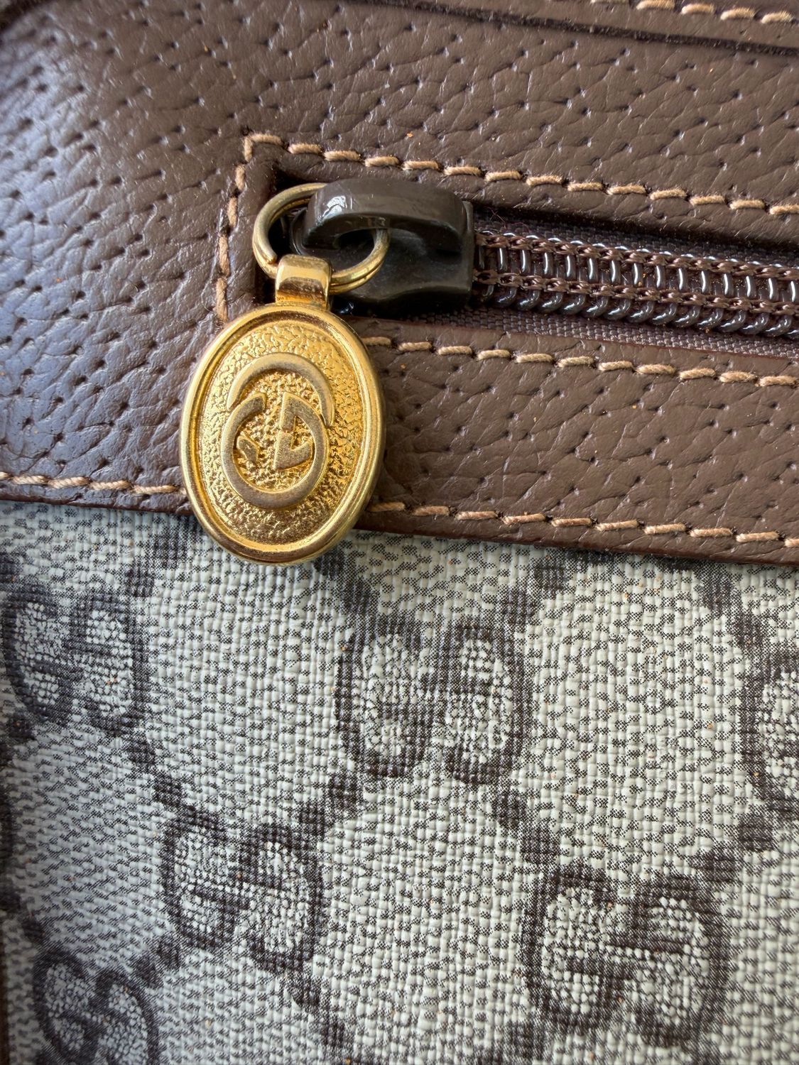 Gucci Supreme Vintage Clutch Zipper Pouch