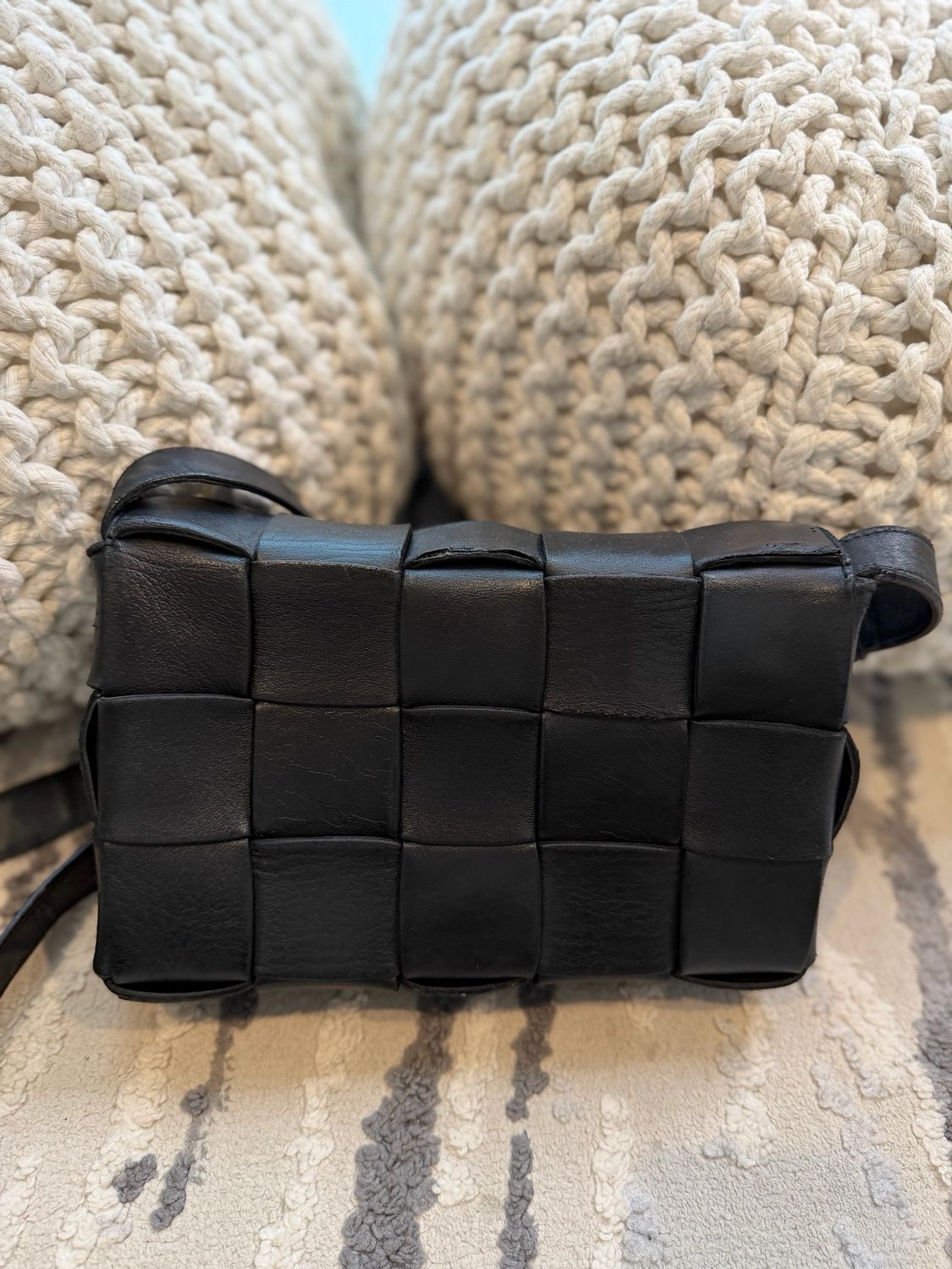 Bottega Veneta Cassette Medium Crossbody Intreciatto Messenger Black