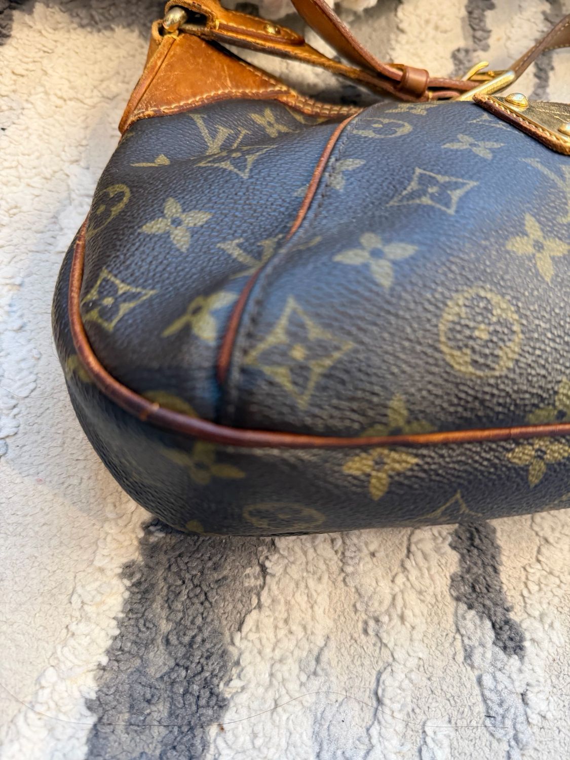 Louis Vuitton Monogram Thames Hobo Shoulder 