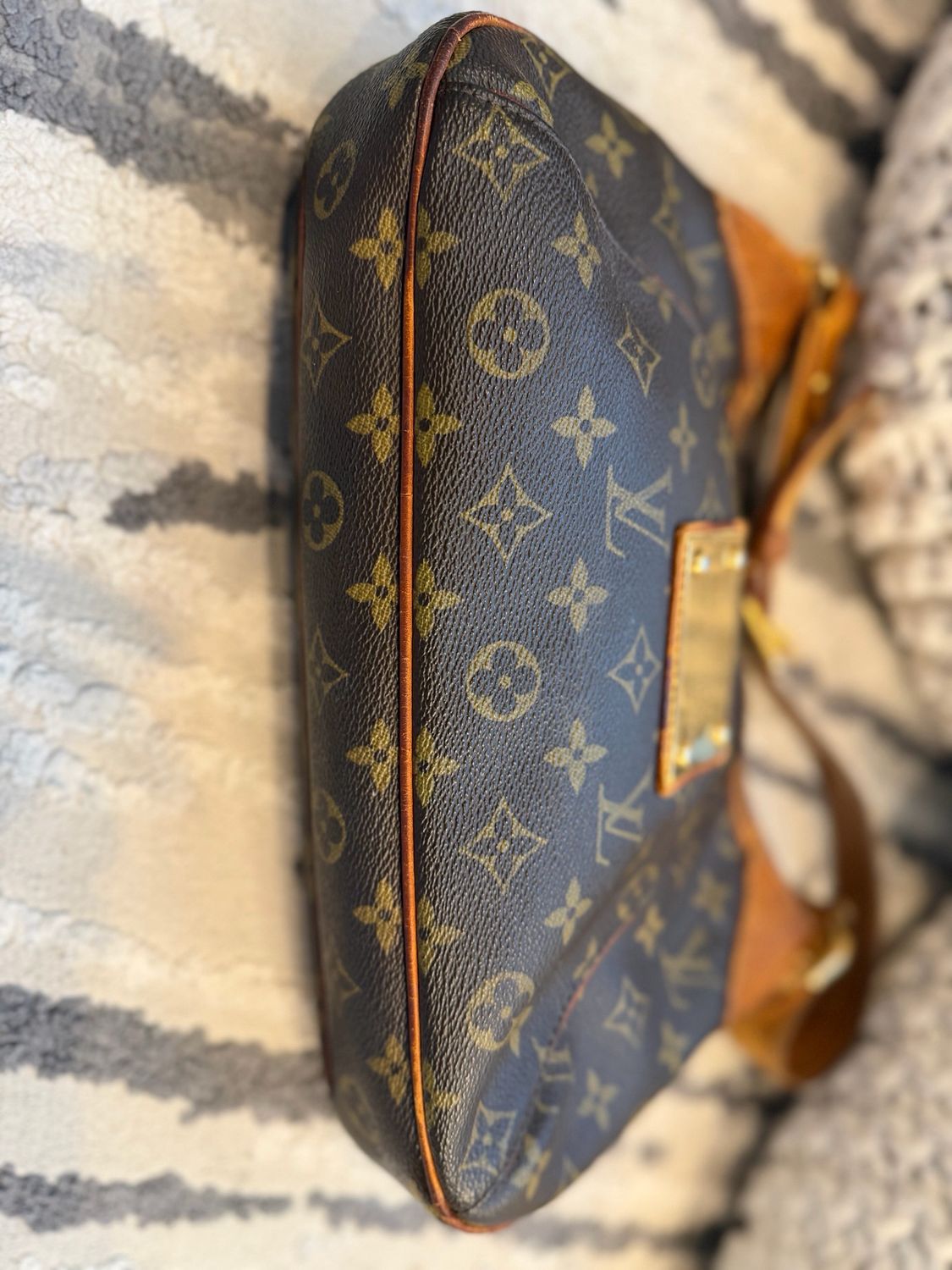 Louis Vuitton Monogram Thames Hobo Shoulder 