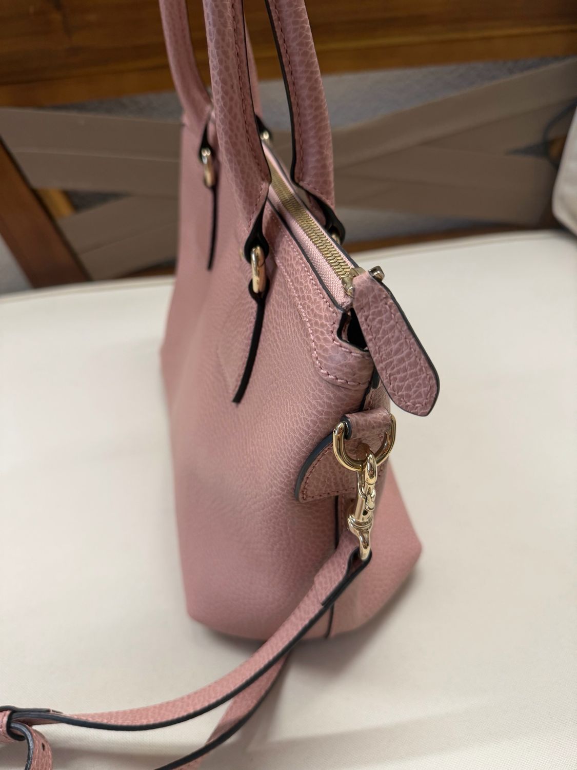Gucci Pebbled Leather Dollar Interlocking Crossbody Messenger in Pink