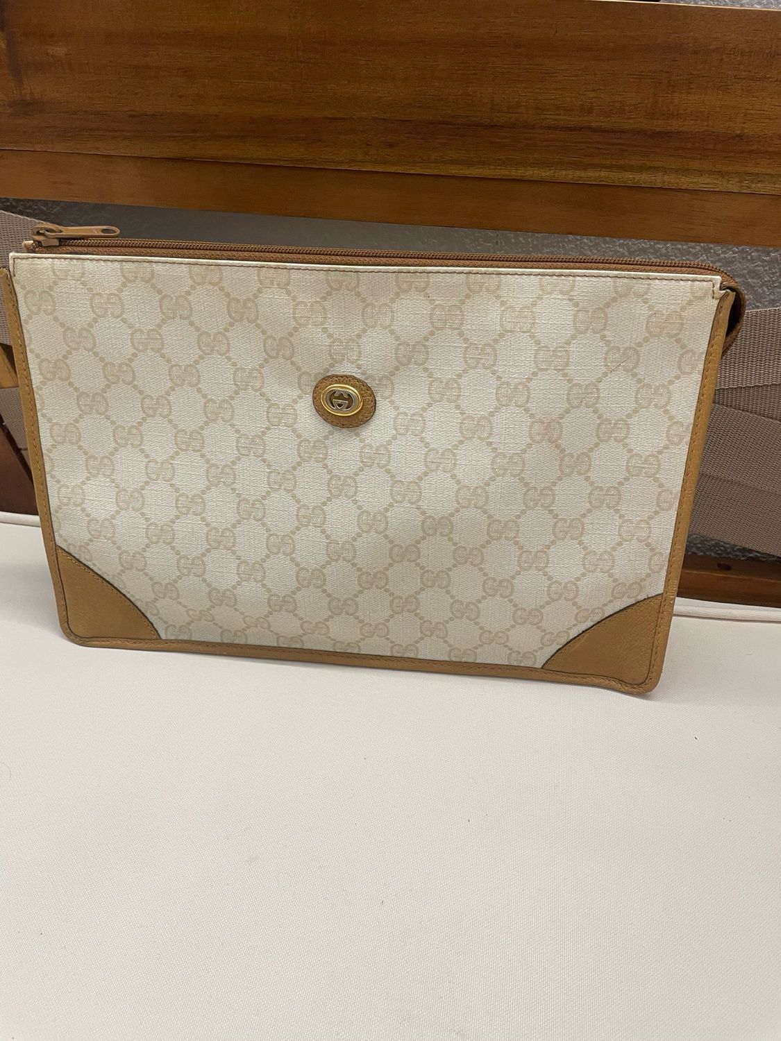 Gucci Supreme Clutch Pouch Zipper in White