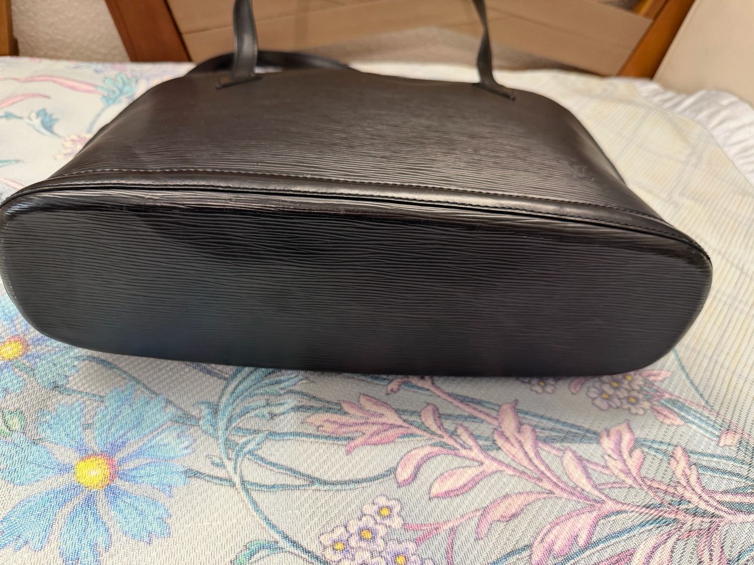 Louis Vuitton Epi Lussac Tote Shoulder in Black