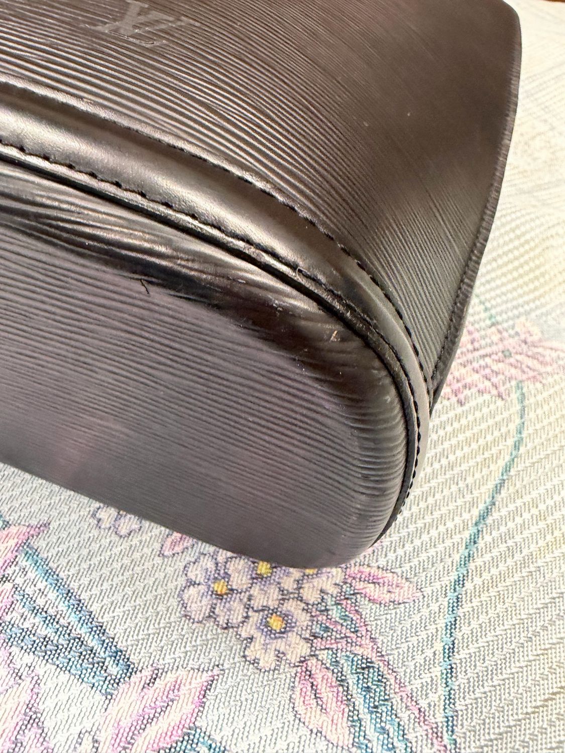 Louis Vuitton Epi Lussac Tote Shoulder in Black