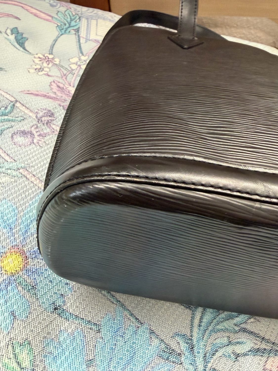 Louis Vuitton Epi Lussac Tote Shoulder in Black