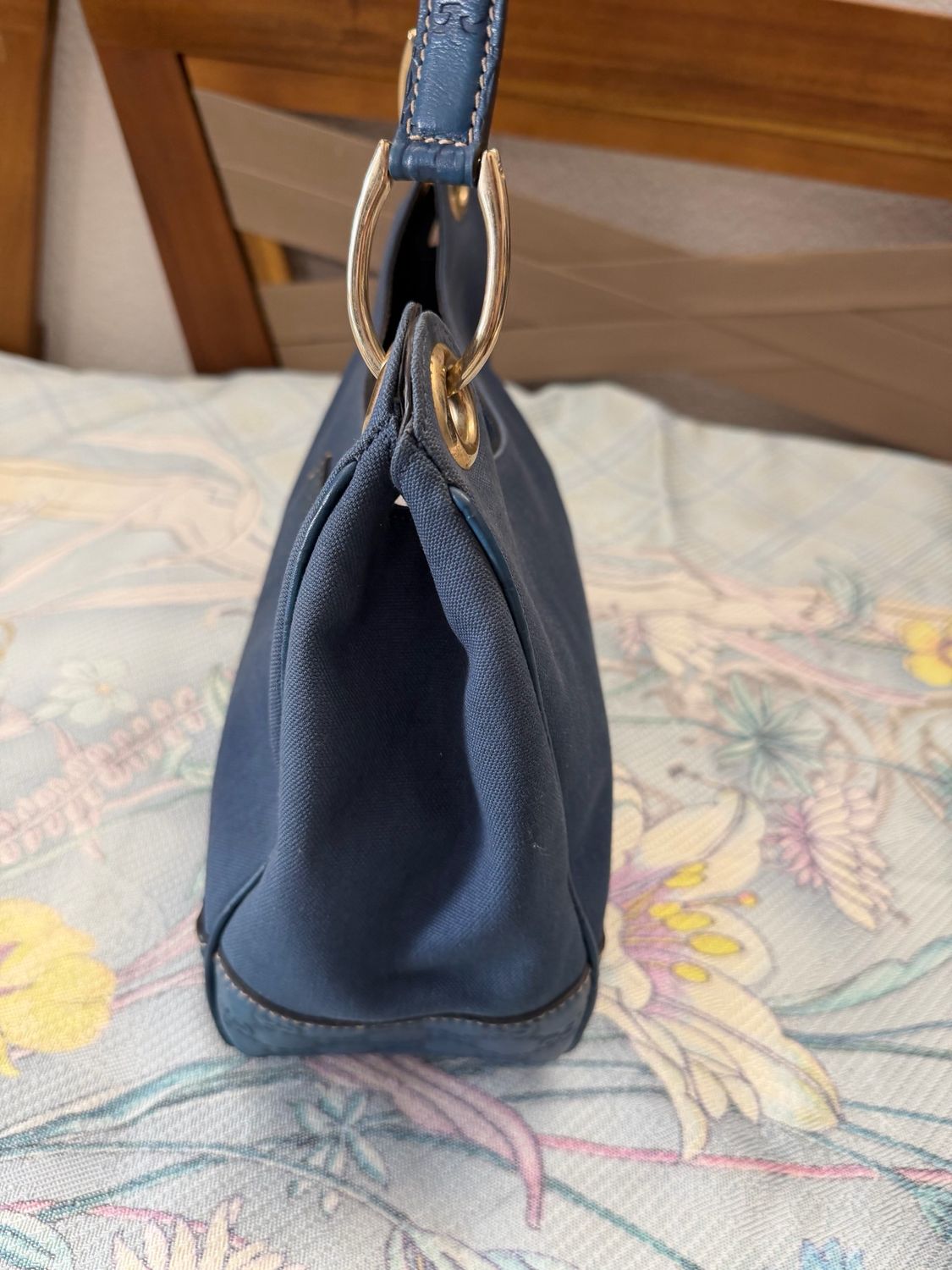 Gucci Leather Trimmed Hobo Shoulder Bag in Navy