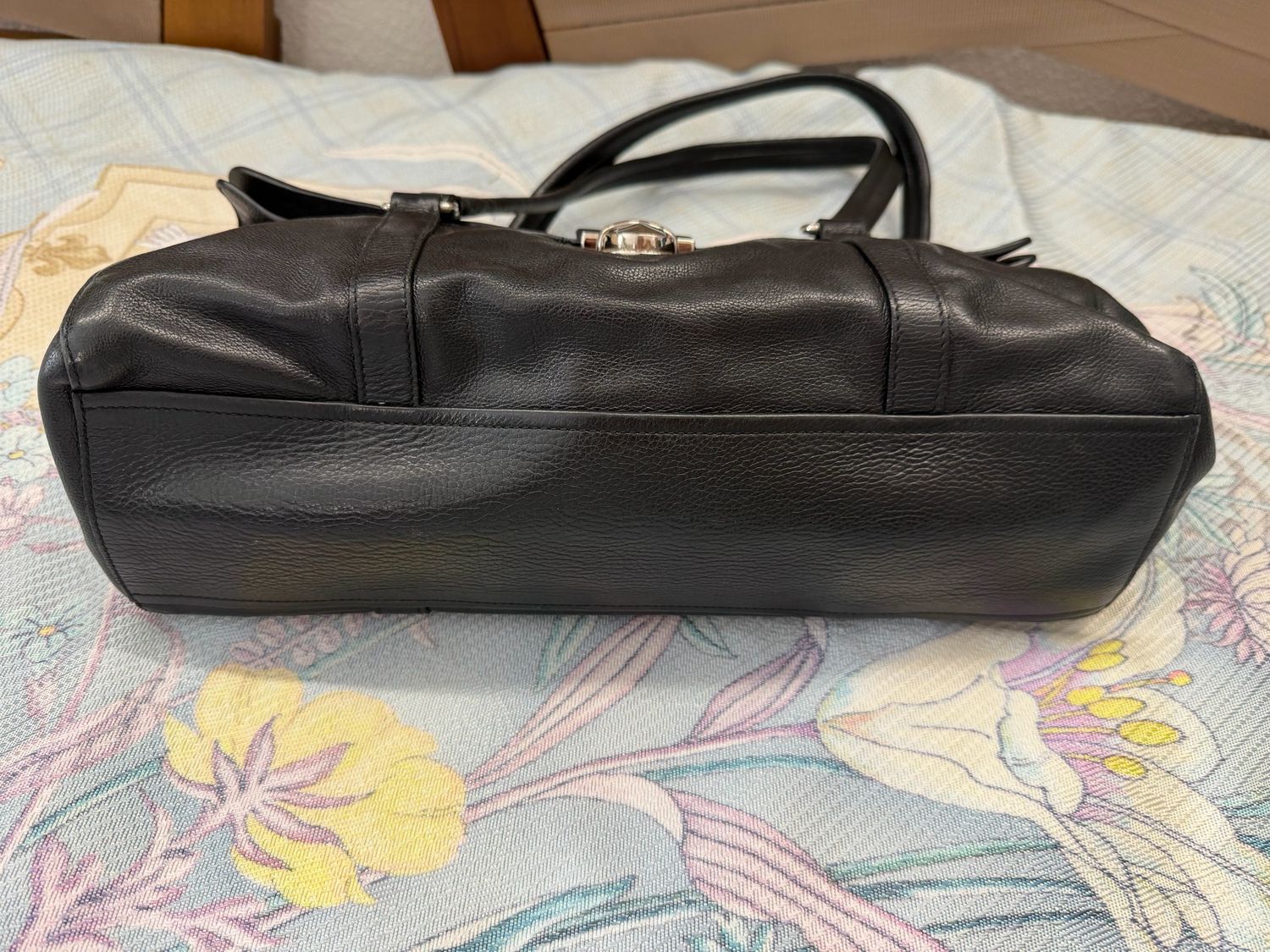 Prada Easy Shoulder Tote Pushlock Leather in Black 