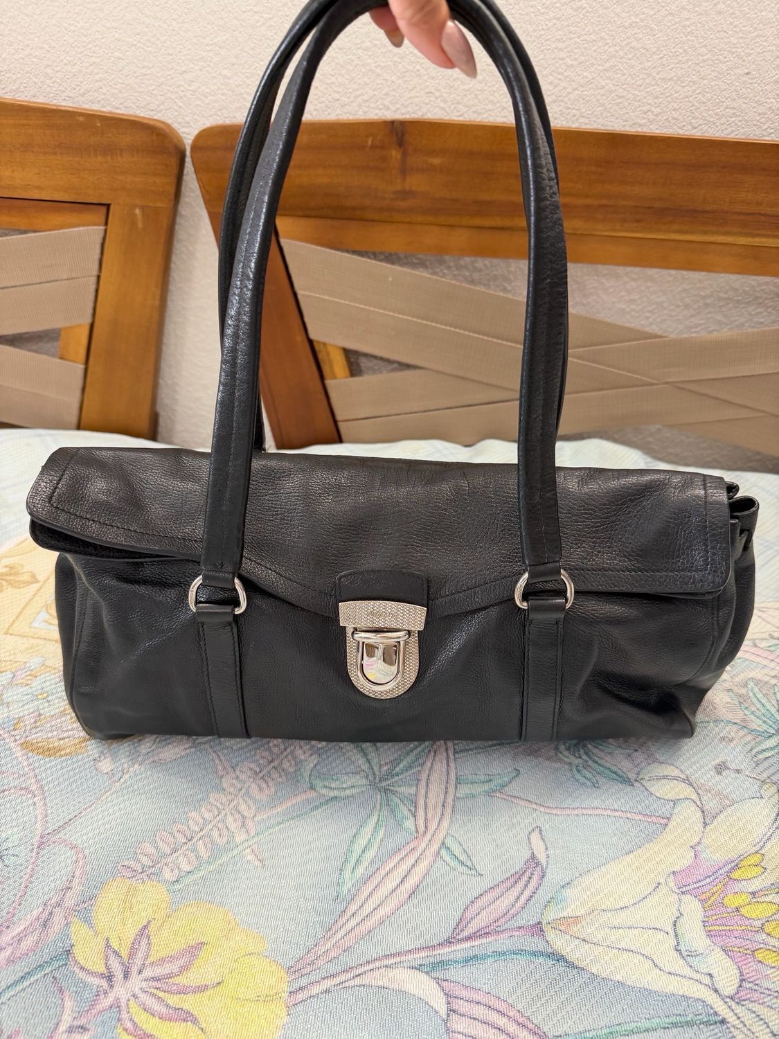 Prada Easy Shoulder Tote Pushlock Leather in Black 