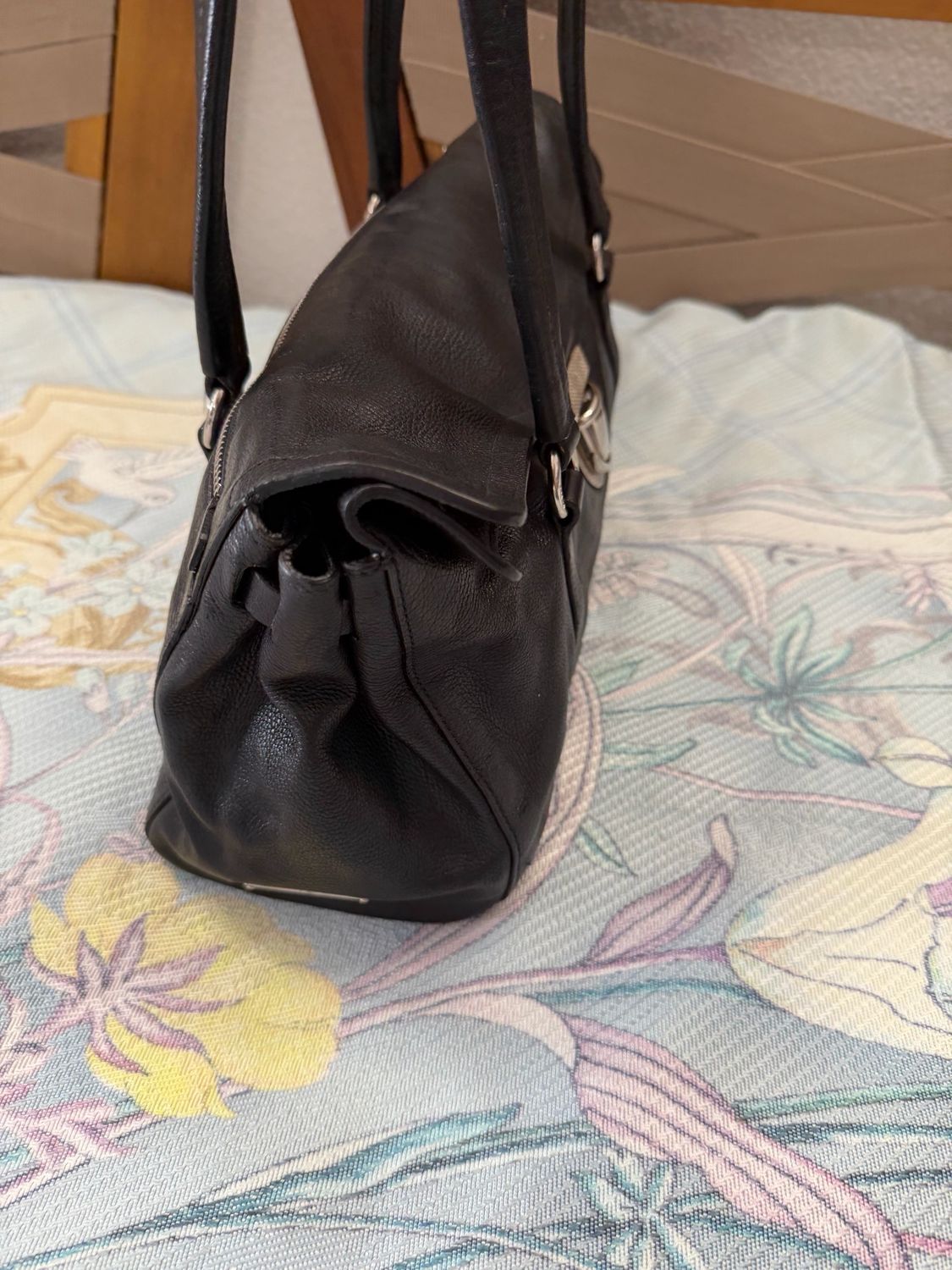 Prada Easy Shoulder Tote Pushlock Leather in Black 