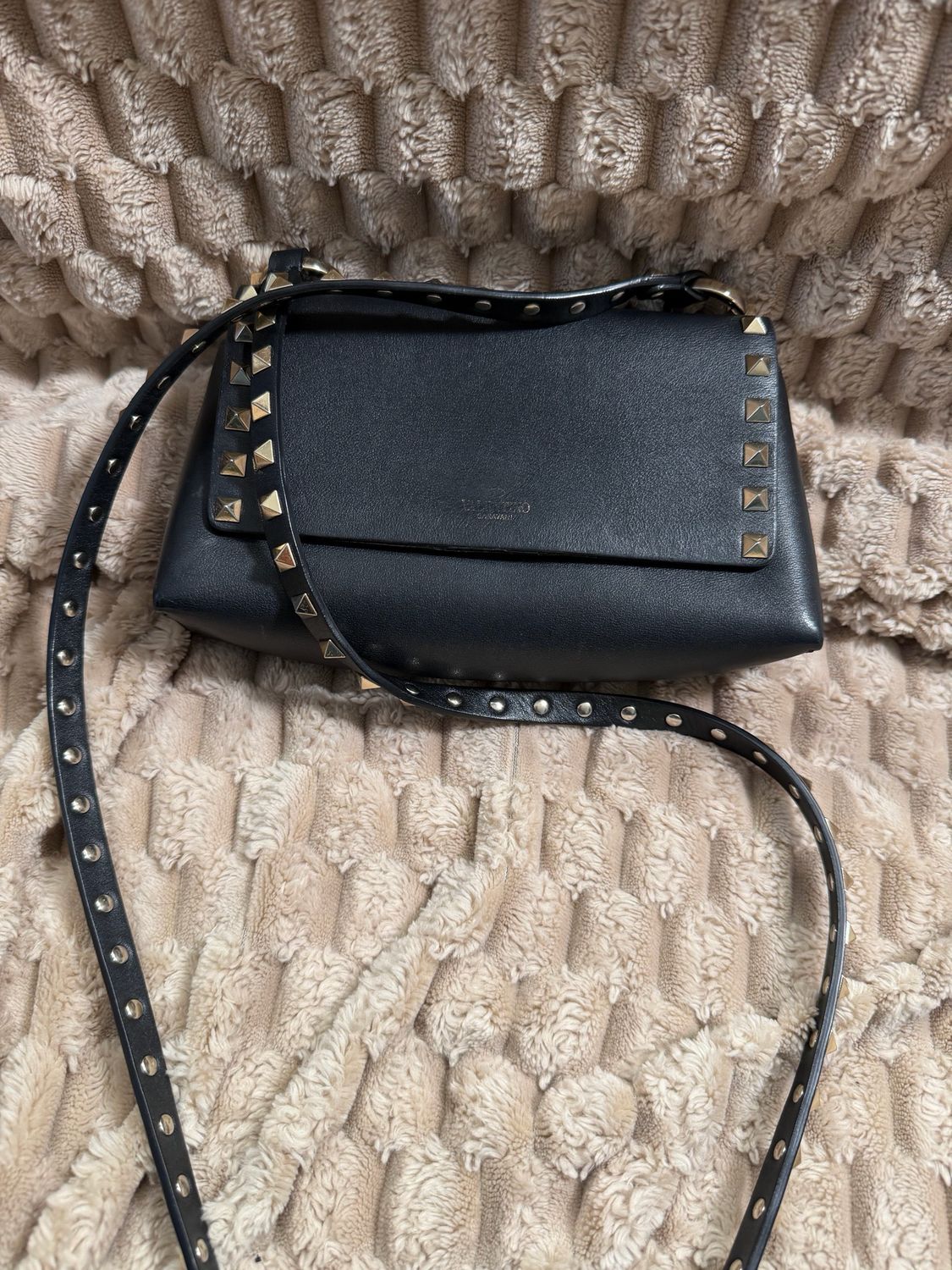 Valentino Garavani Rockstud Pouch Flap in Black