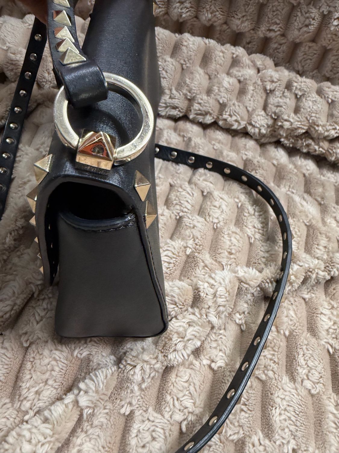 Valentino Garavani Rockstud Pouch Flap in Black