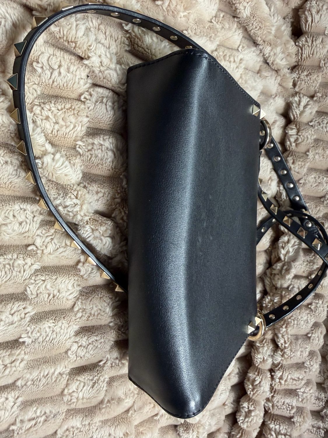 Valentino Garavani Rockstud Pouch Flap in Black