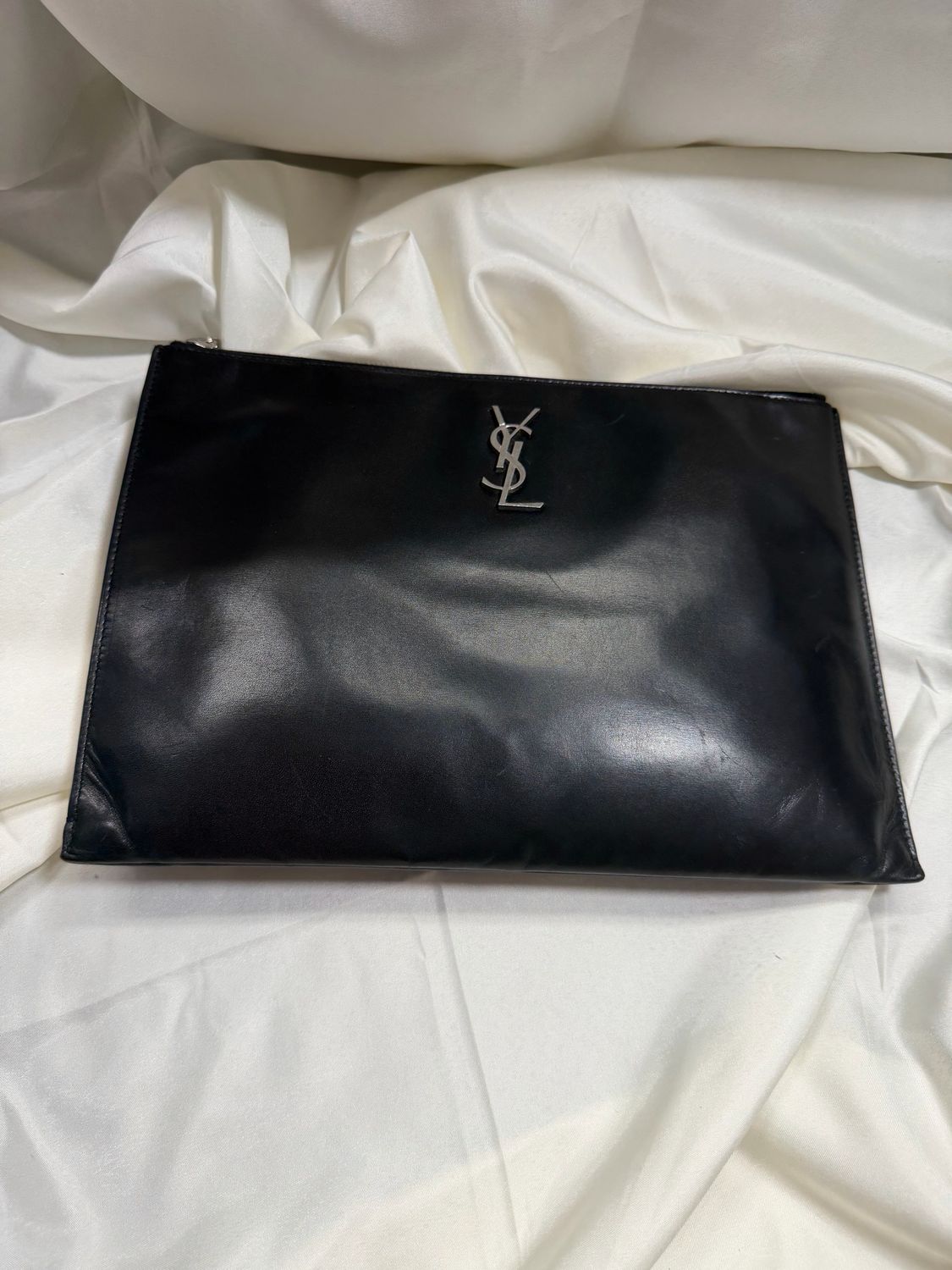 Yves Saint Laurent Smooth Calfskin Tablet Clutch Zipper in Black