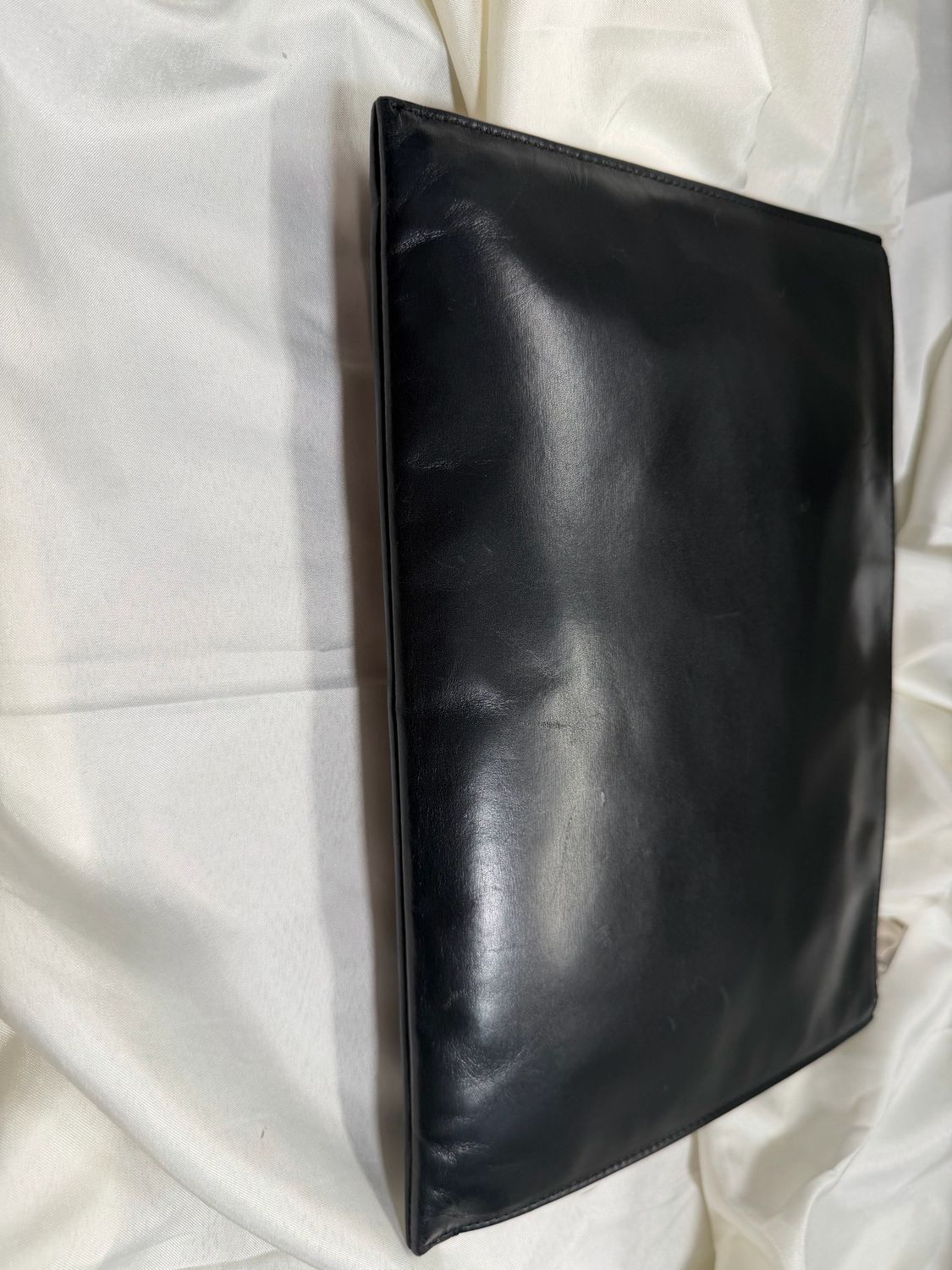 Yves Saint Laurent Smooth Calfskin Tablet Clutch Zipper in Black