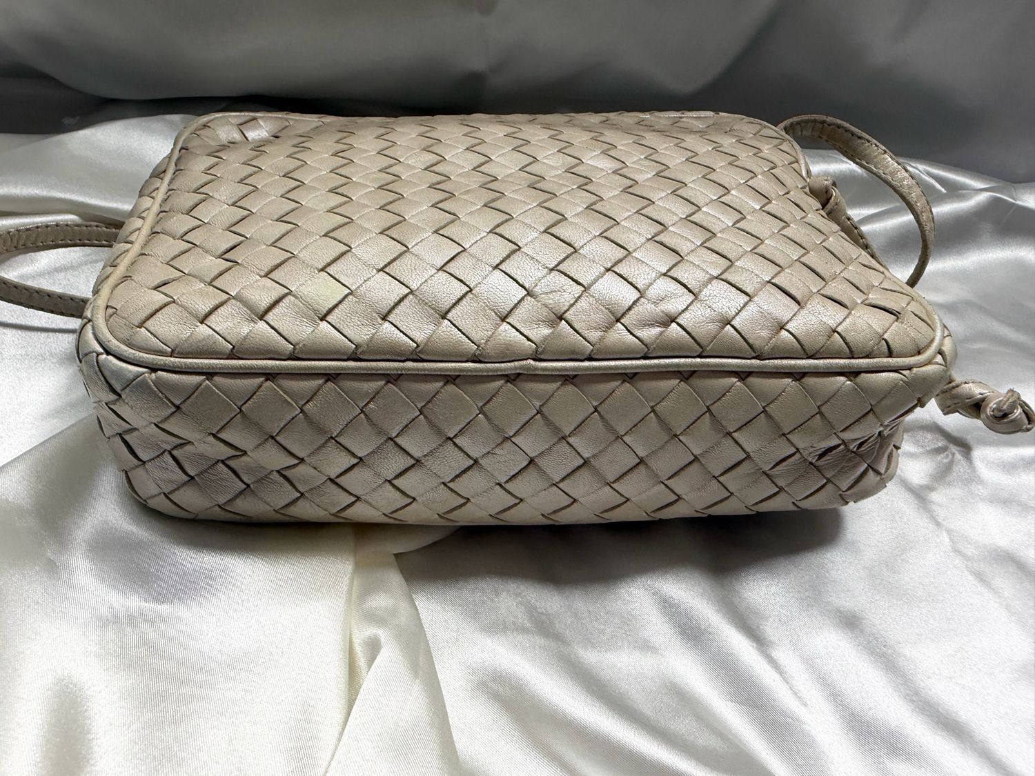 Bottega Veneta Intreciatto Nodini Vintage Camera Bag in Pearlu White Crossbody