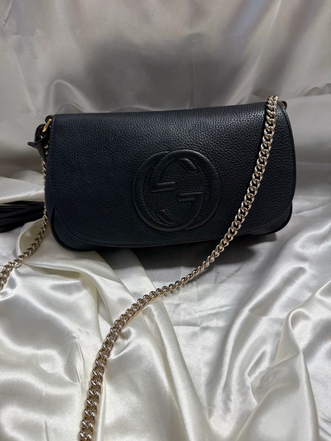 Gucci Pebbled Leather Soho Flap Chain Strap Medium Crossbody in Black