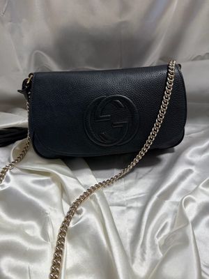 Gucci Pebbled Leather Soho Flap Chain Strap Medium Crossbody in Black