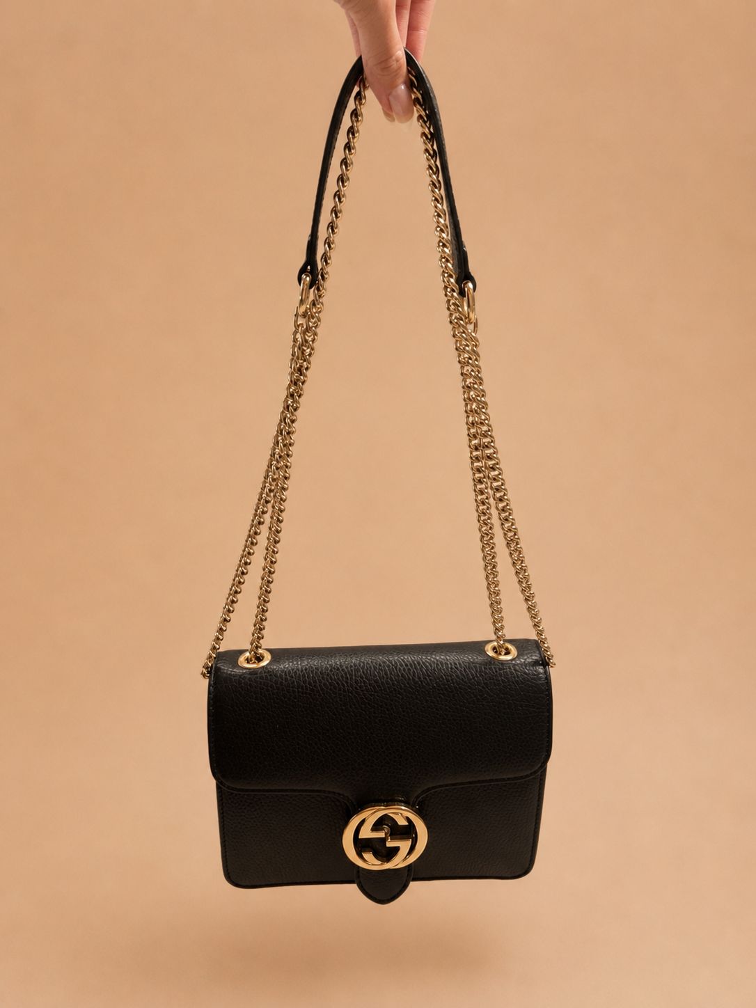 Gucci Dollar Interlocking Pebbled Leather Crossbody Flap Sling in Black