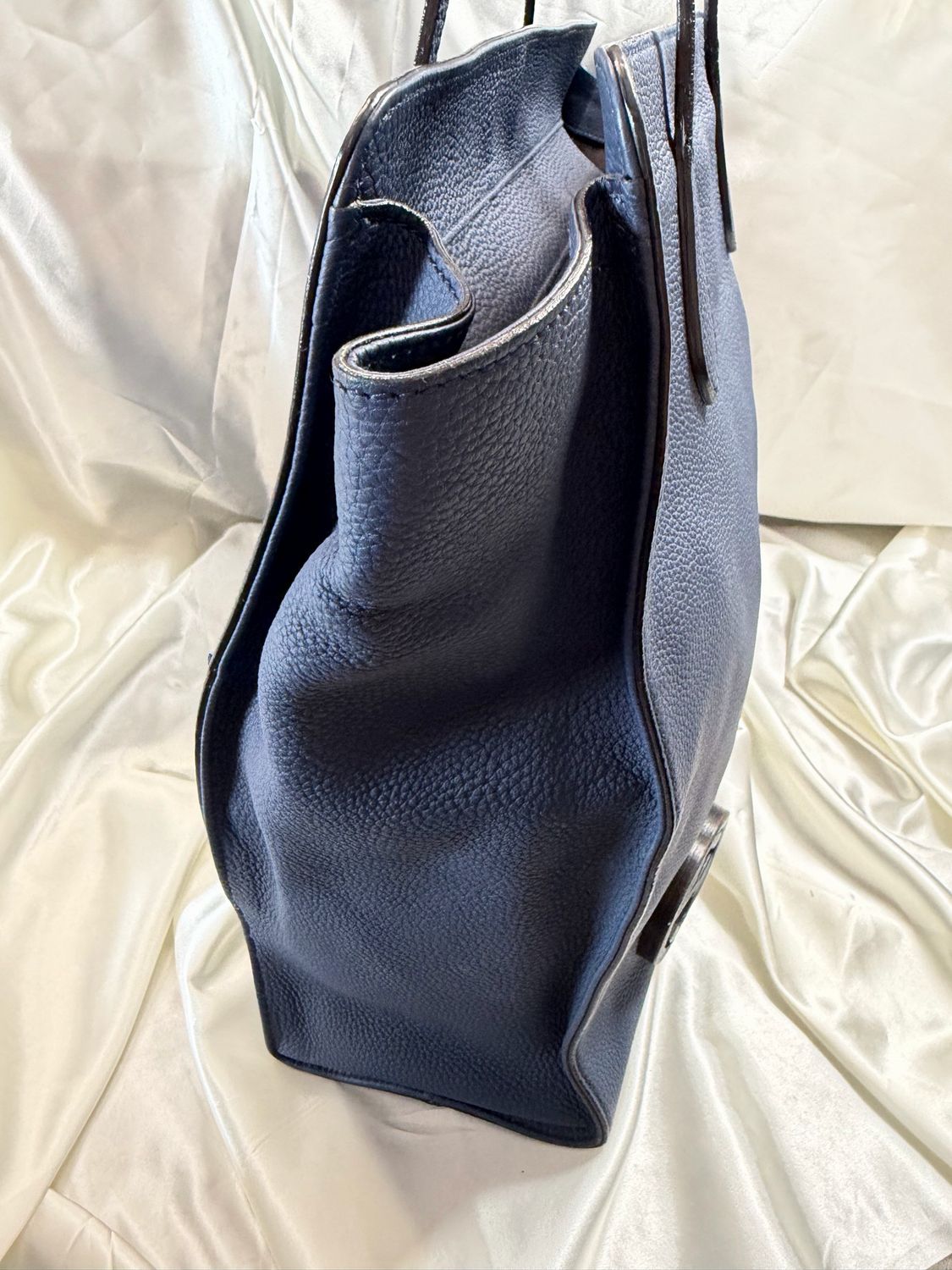 Gucci Pebbled Grainy Leather Swing Tote in Navy Blue