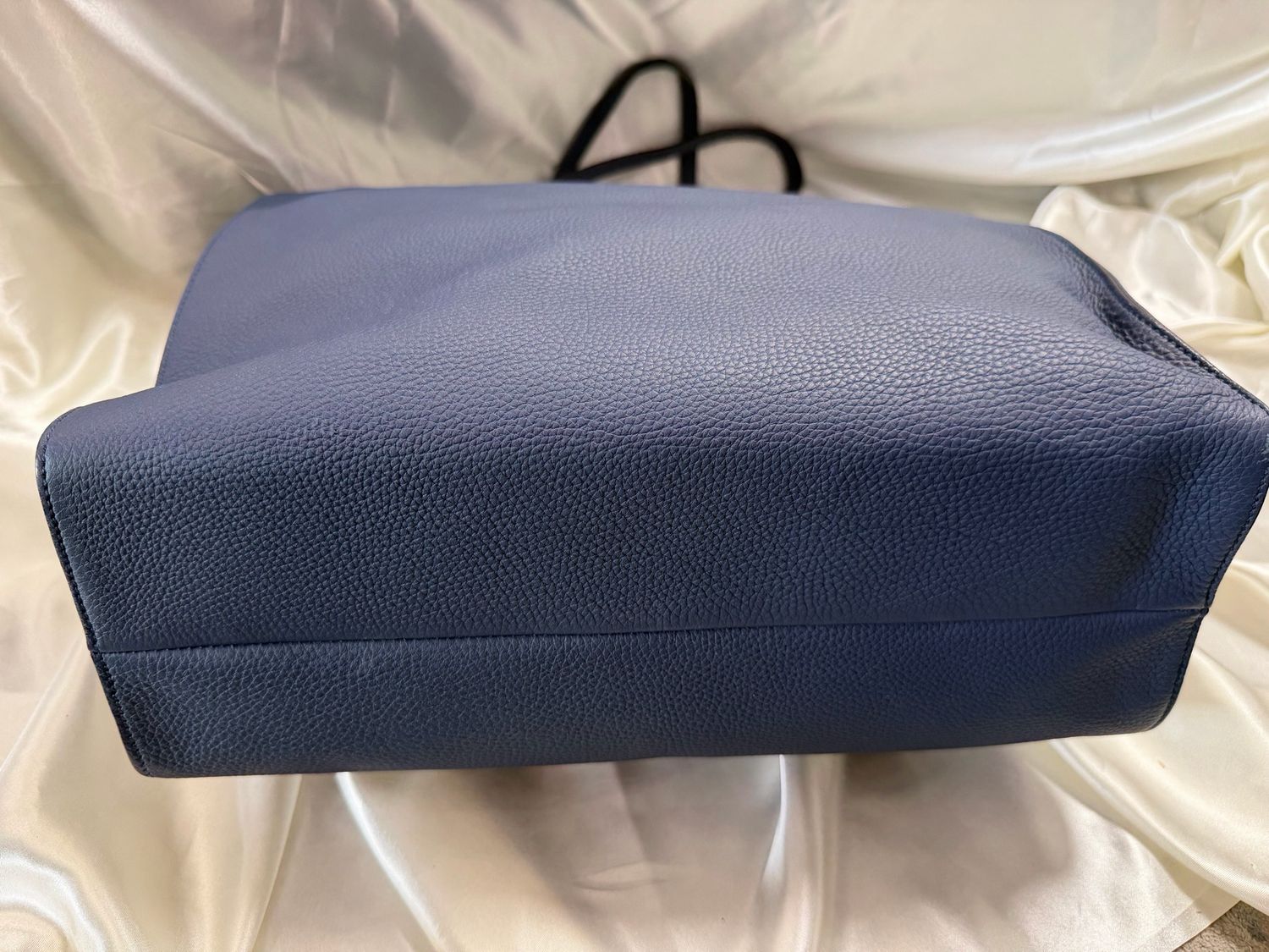 Gucci Pebbled Grainy Leather Swing Tote in Navy Blue