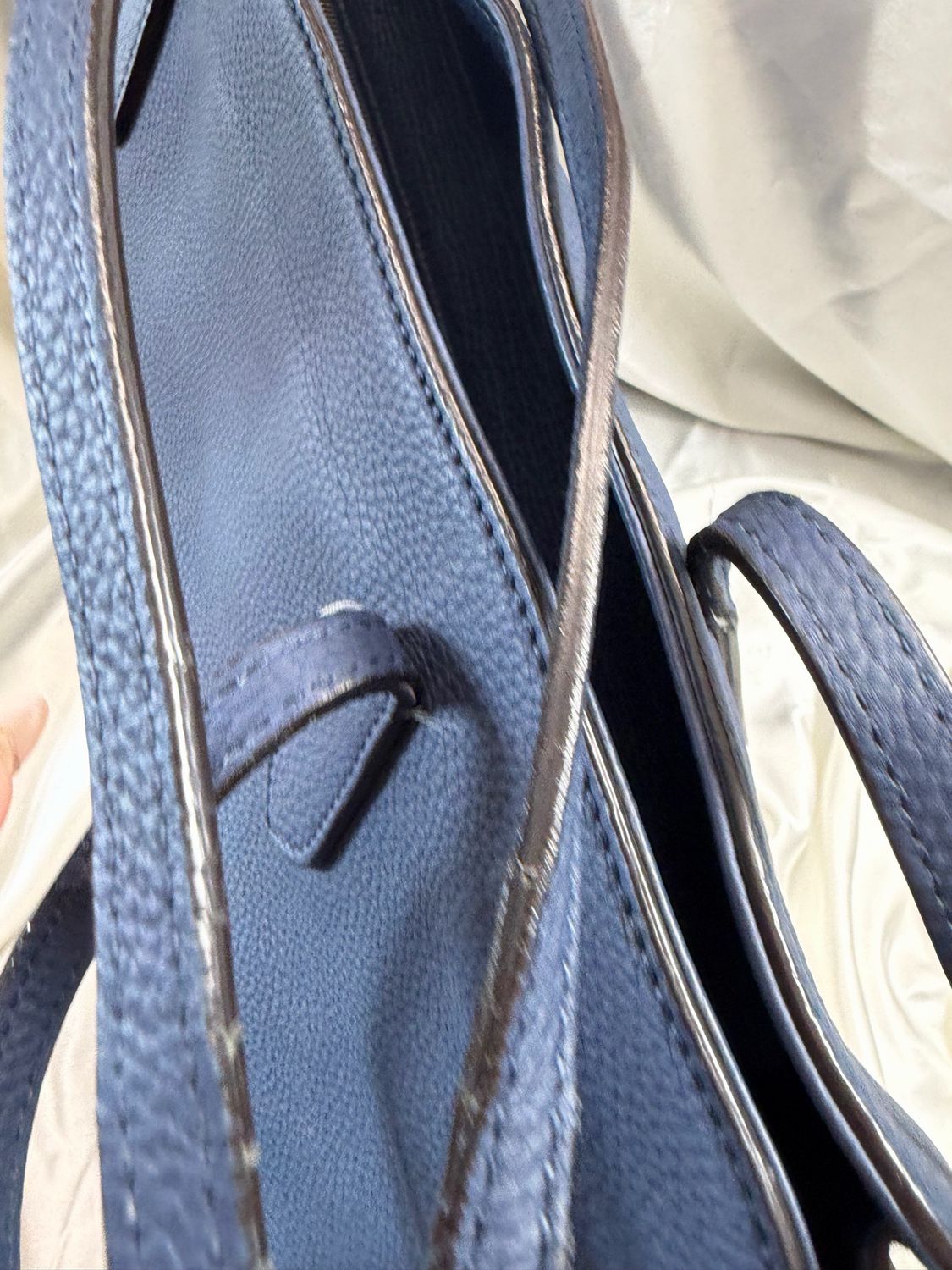 Gucci Pebbled Grainy Leather Swing Tote in Navy Blue