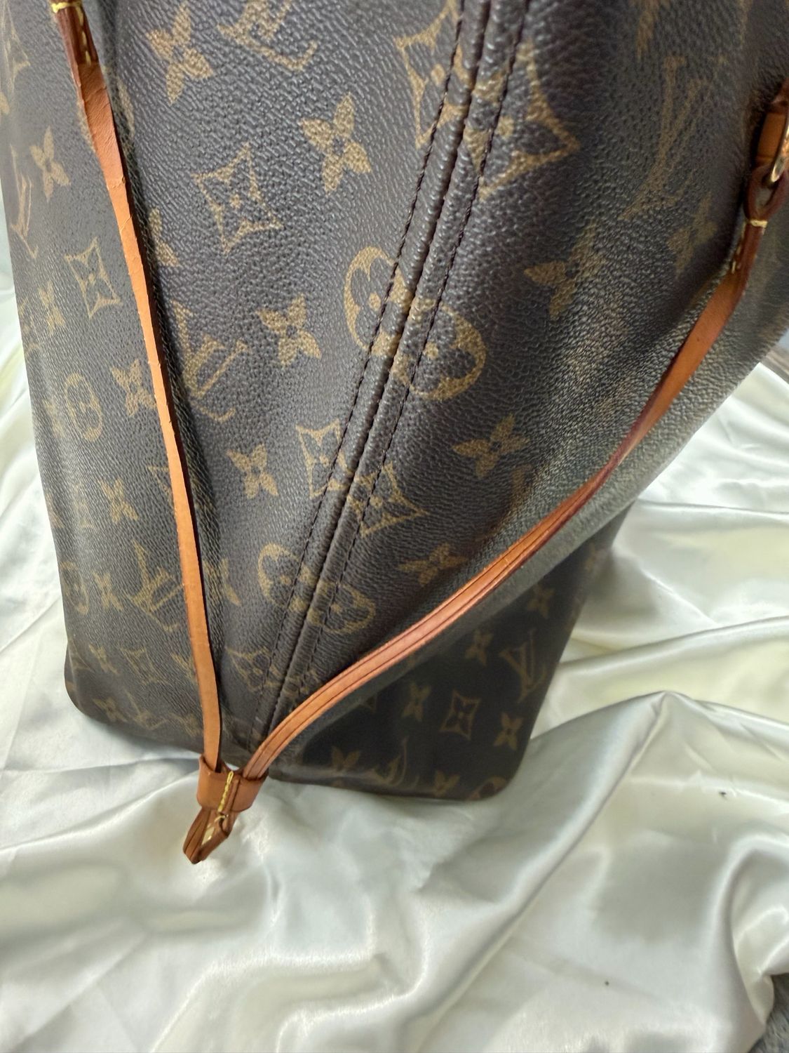 Louis Vuitton Monogram Neverfull Gm Tote