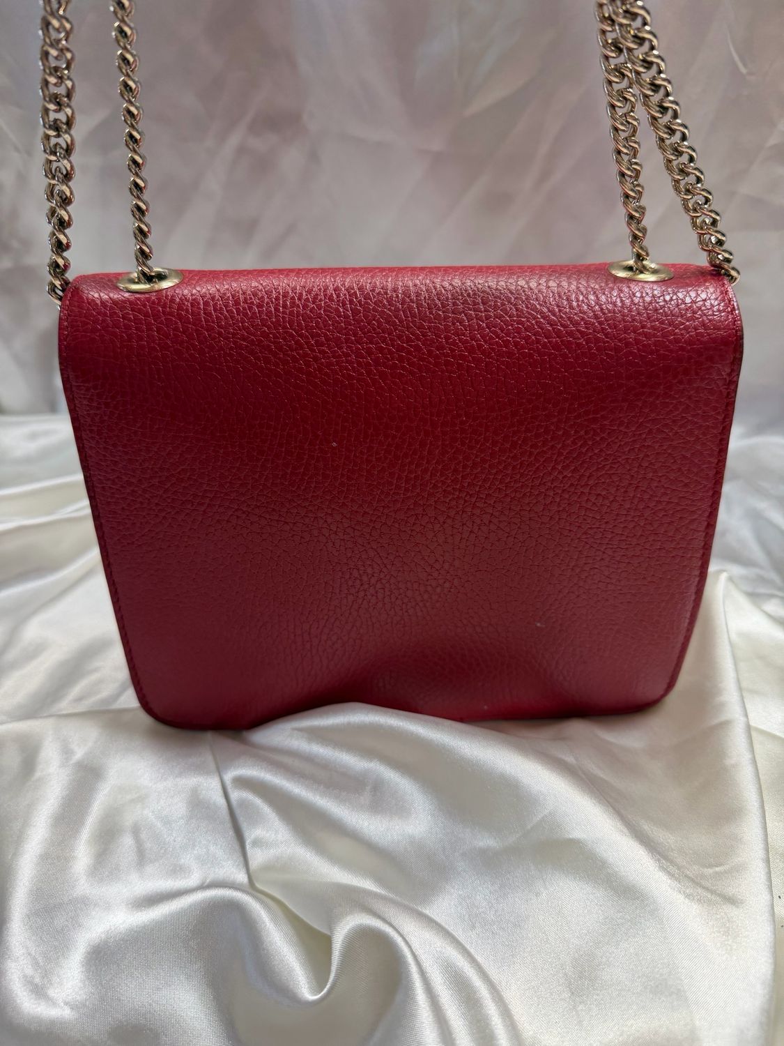 Gucci Pebbled Leather Interlocking Flap Chain Strap Crossbody Sling Medium in Red