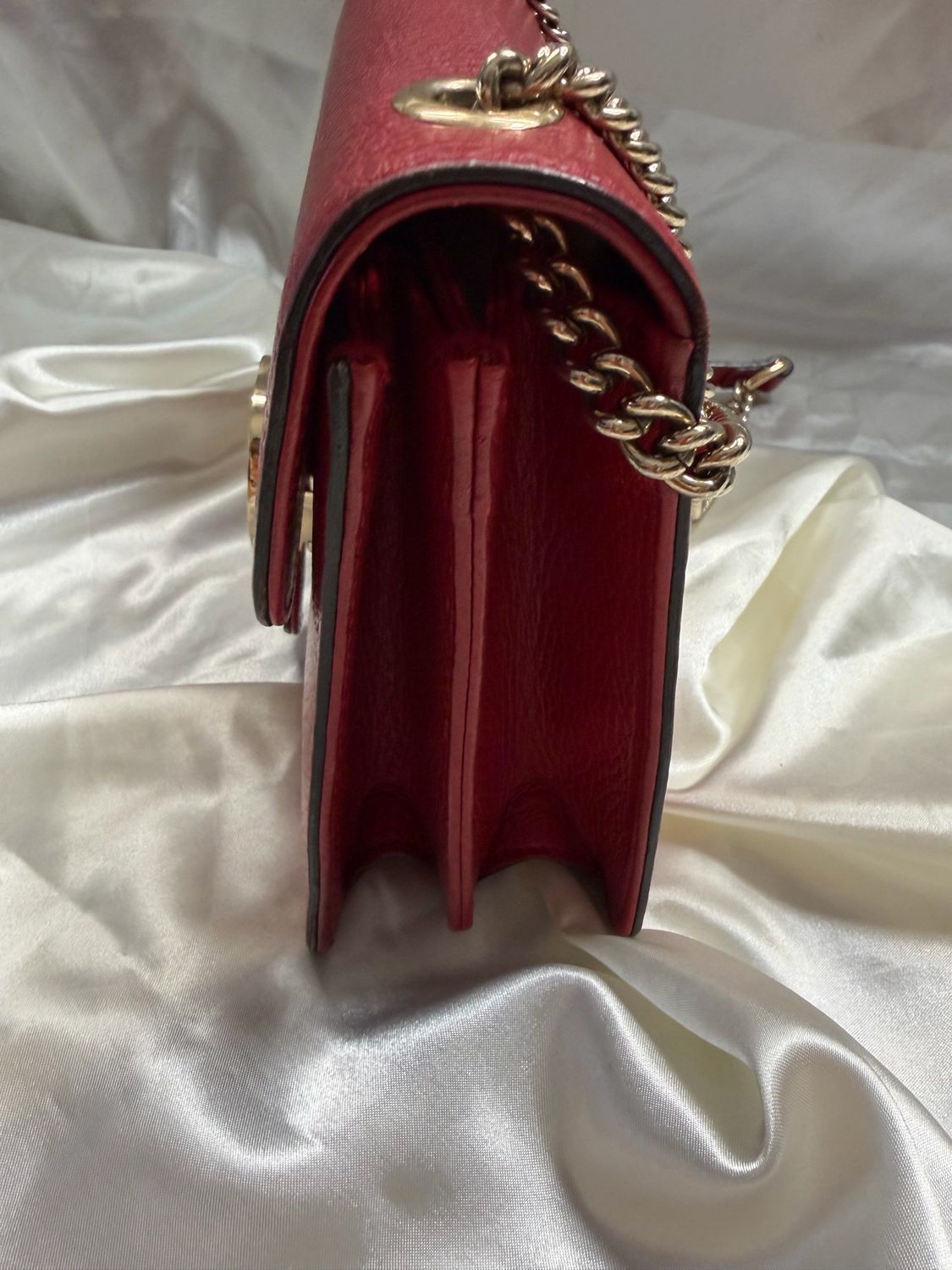 Gucci Pebbled Leather Interlocking Flap Chain Strap Crossbody Sling Medium in Red