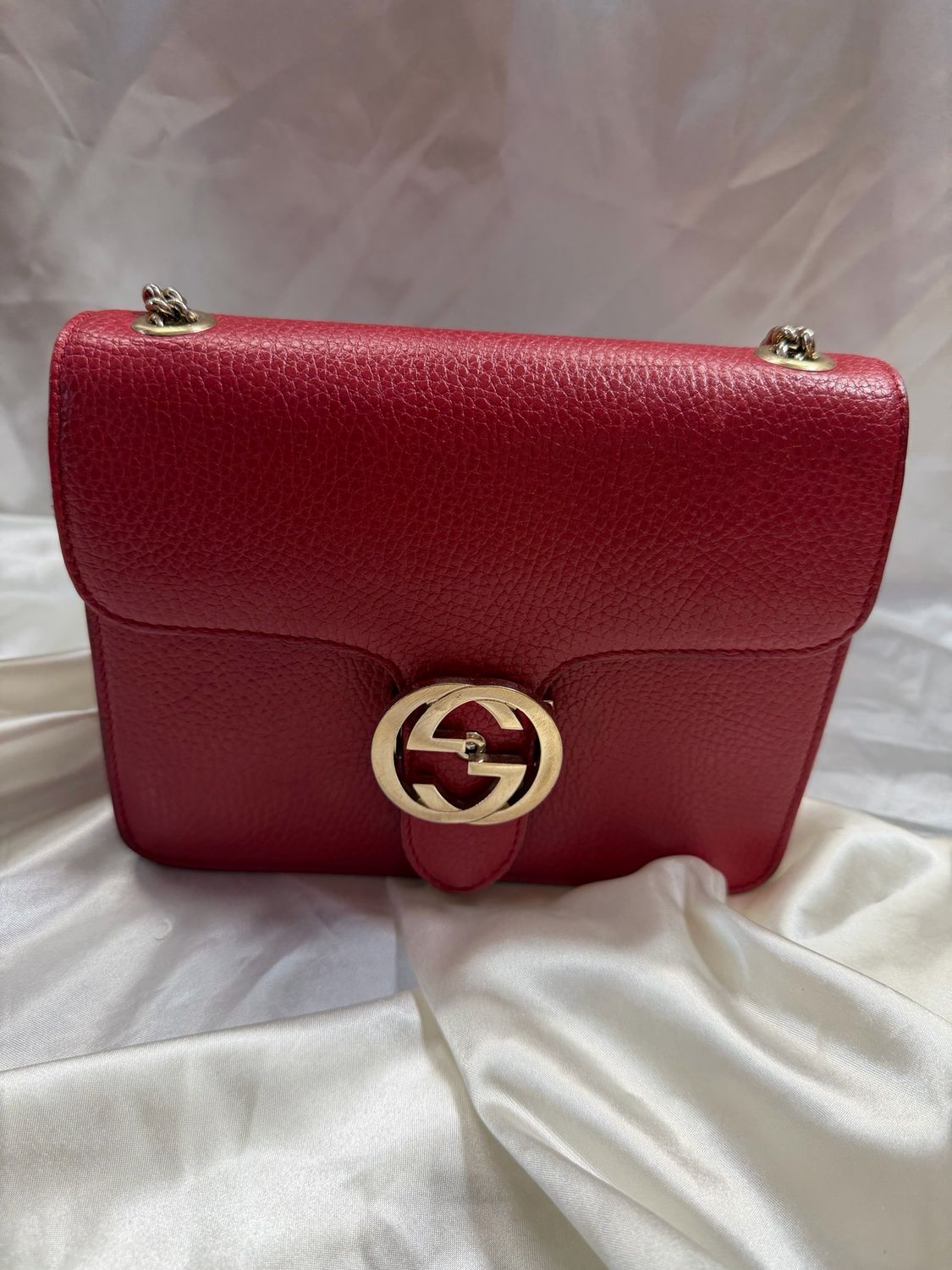 Gucci Pebbled Leather Interlocking Flap Chain Strap Crossbody Sling Medium in Red