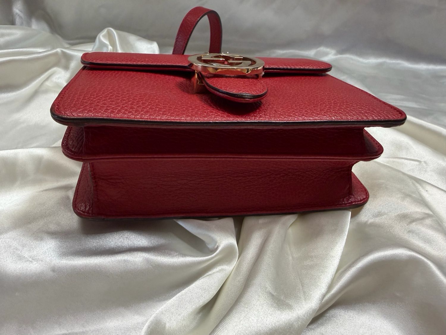 Gucci Pebbled Leather Interlocking Flap Chain Strap Crossbody Sling Medium in Red