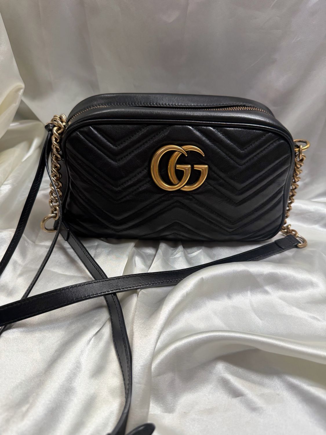 Gucci Marmont Matelasse Chevron Camera Bag Small in Black
