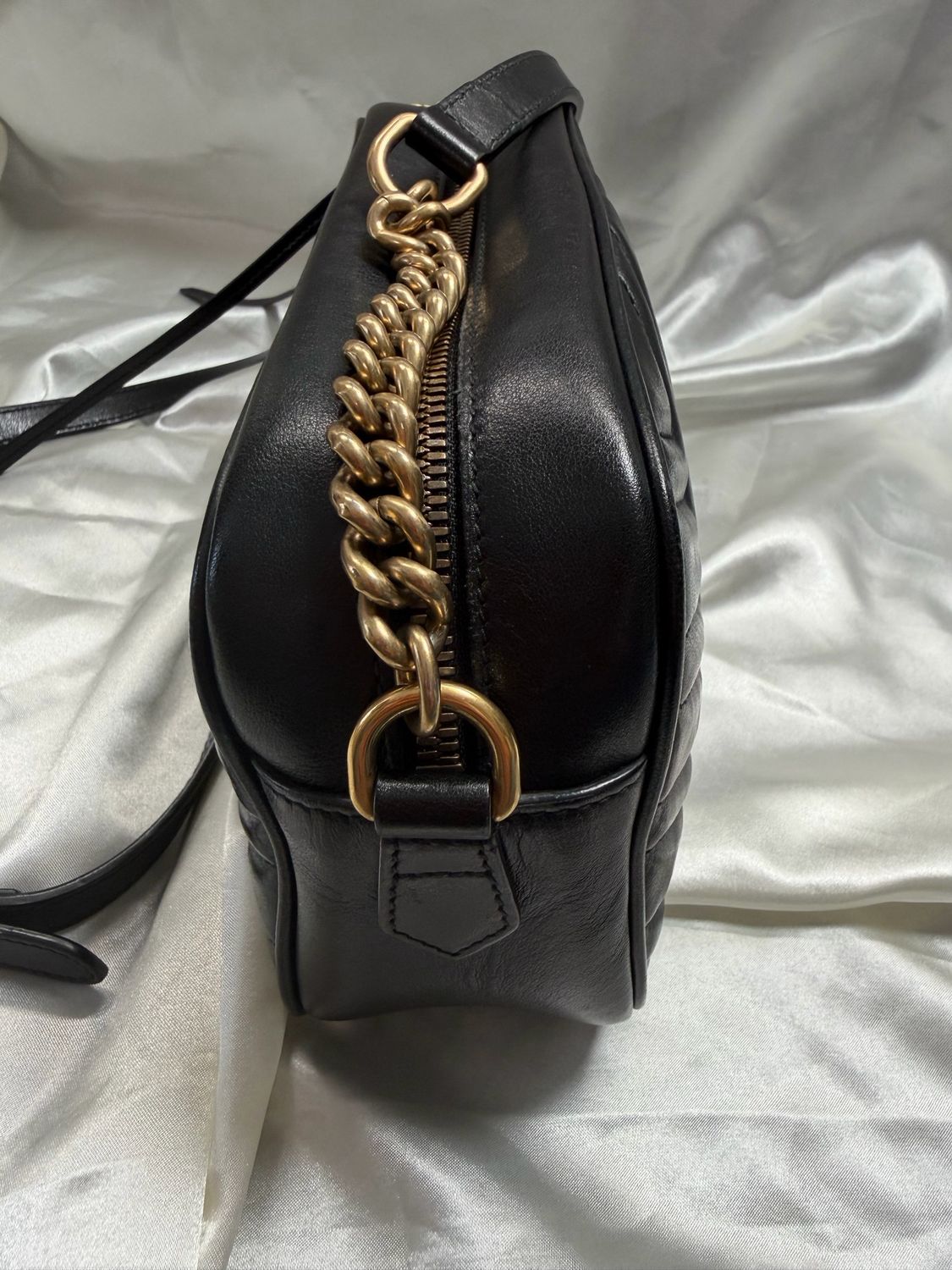Gucci Marmont Matelasse Chevron Camera Bag Small in Black