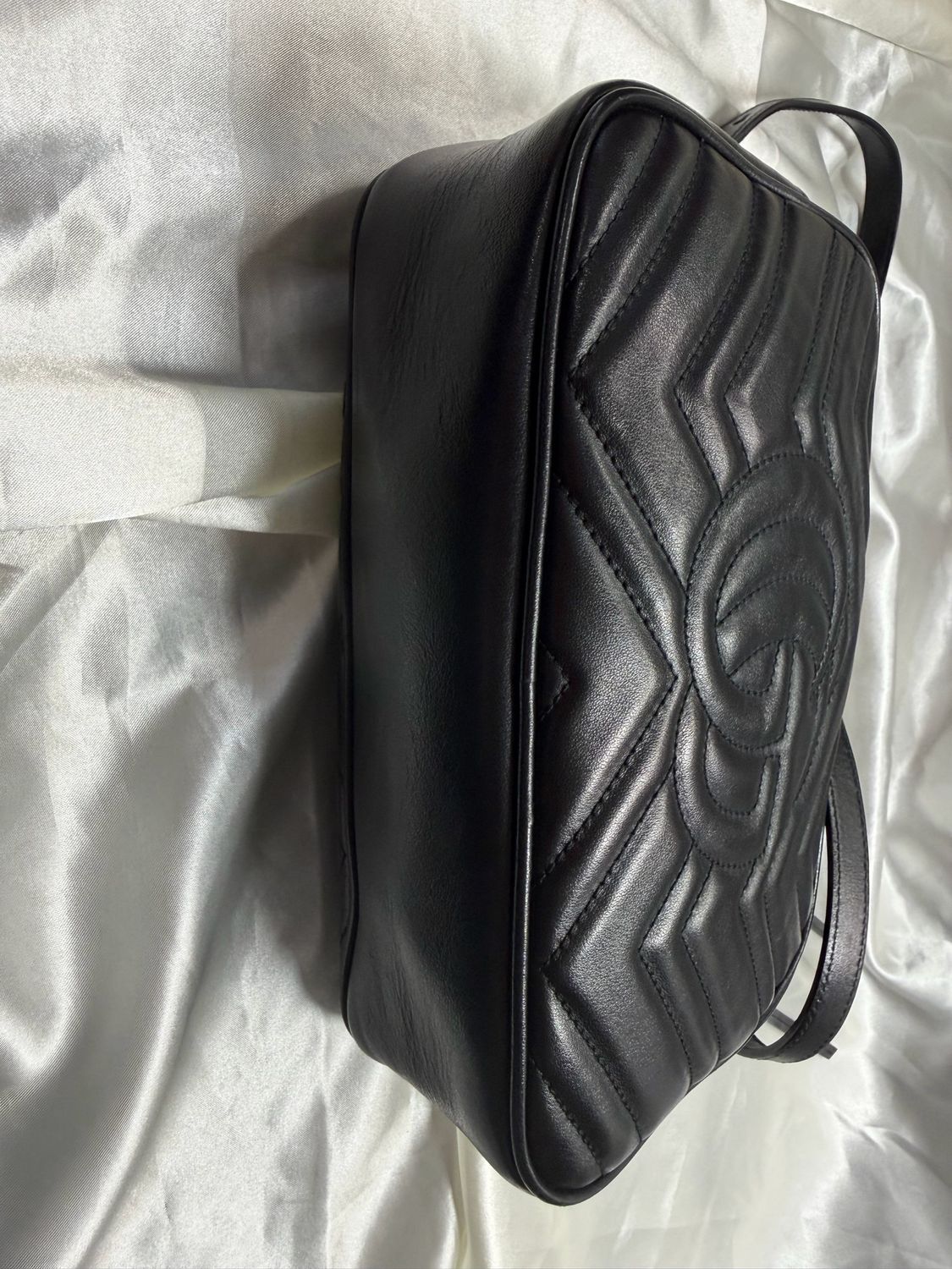 Gucci Marmont Matelasse Chevron Camera Bag Small in Black