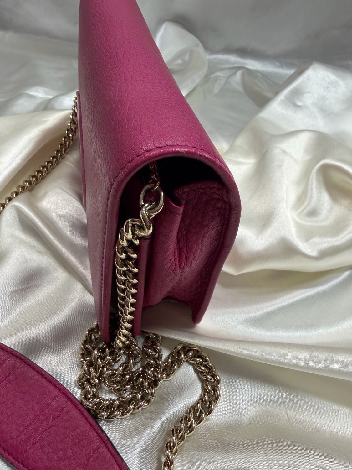 Gucci Pebbled Leather Calfskin Interlocking Crossbody Messenger Chain Strap Flap