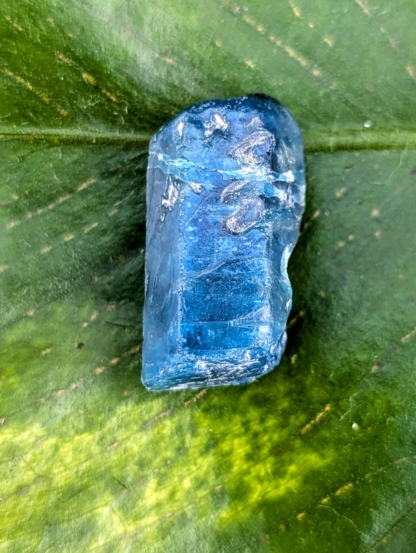 Natural point blue apatite