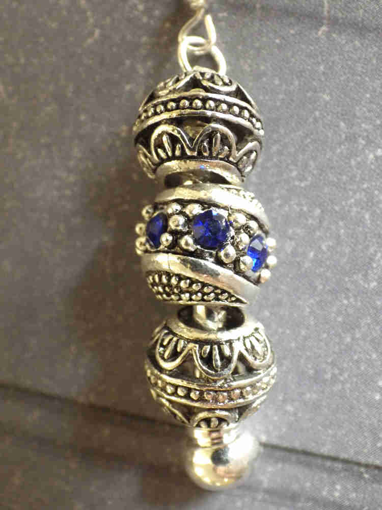 Bracelet Charms pour femme en acier inoxydable Thurcolas modèle Manhattan avec pendentif trèfle sertie de cristaux bleus. 