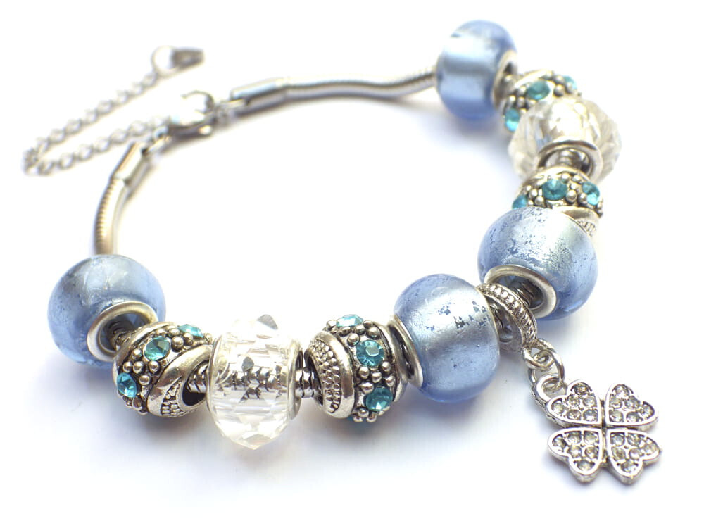 Bracelet Charms bleu clair pour femme en acier inoxydable Thurcolas modèle  Manhattan avec pendentif trèfle sertie de cristaux
