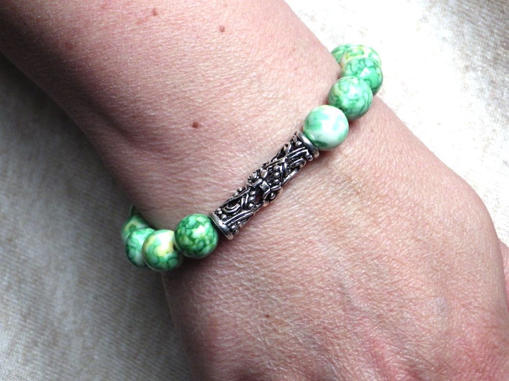 Bracelet pour femme en perles de Jade teinté en vert et jaune et pendentif filigrane plaqué argent en forme de cœur 