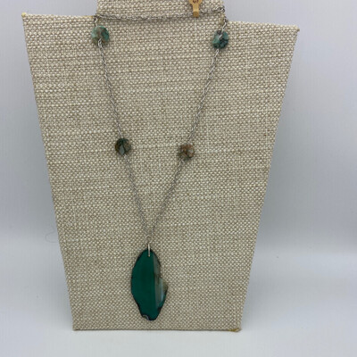 39 - Green Agate Pendant w Beads