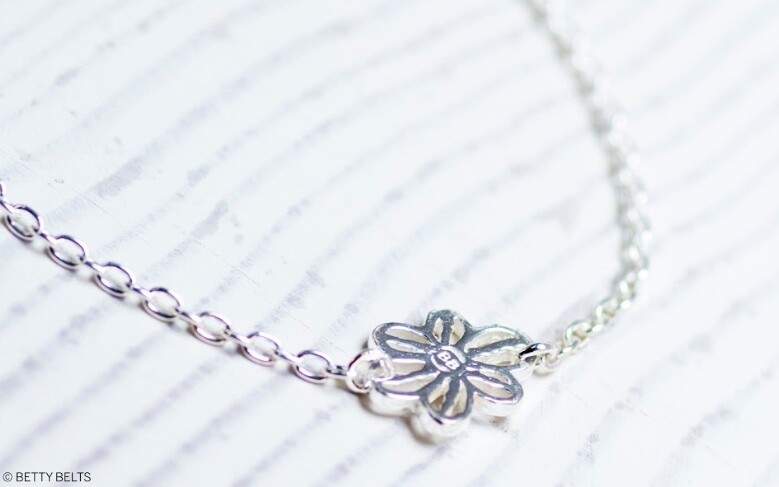 Floating Betty Flower Chain Necklace