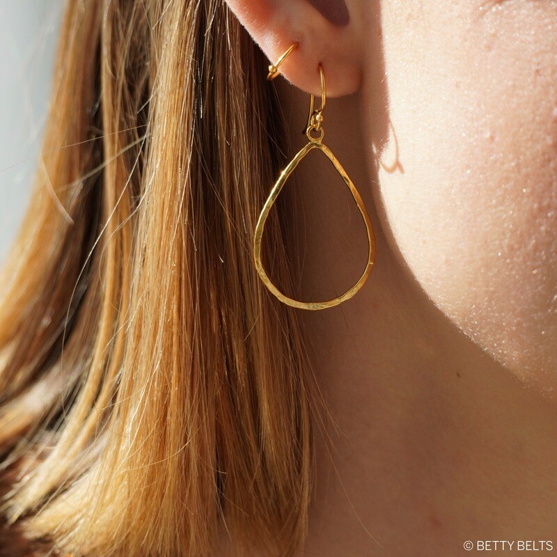 TEARDROP (gold vermeil)
Kendall has paired her Madeline Hoops with the Single Bead Tiny Piercing Hoop (Gold Vermeil). 